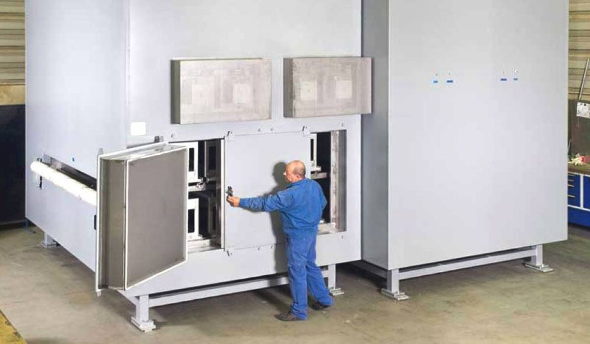 Continuous flow preheating oven for aluminium strips
