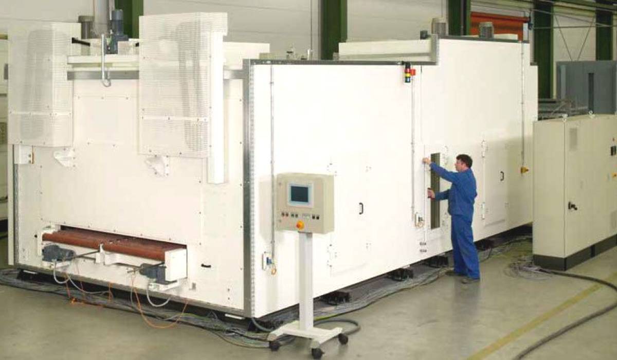 Tempering oven for the automotive industry
