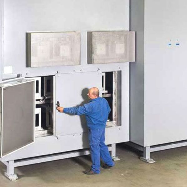Continuous flow preheating oven for aluminium strips
