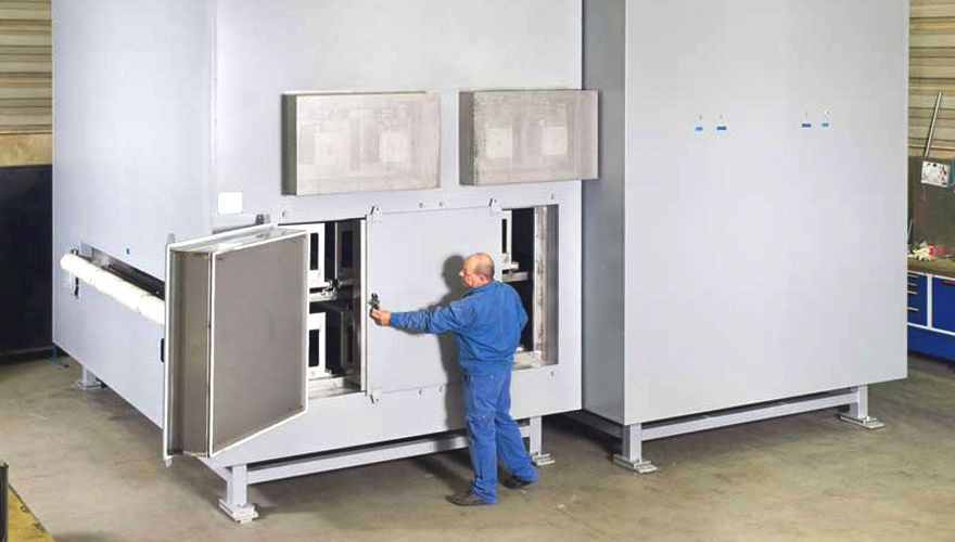Continuous flow preheating oven for aluminium strips with sliding side doors